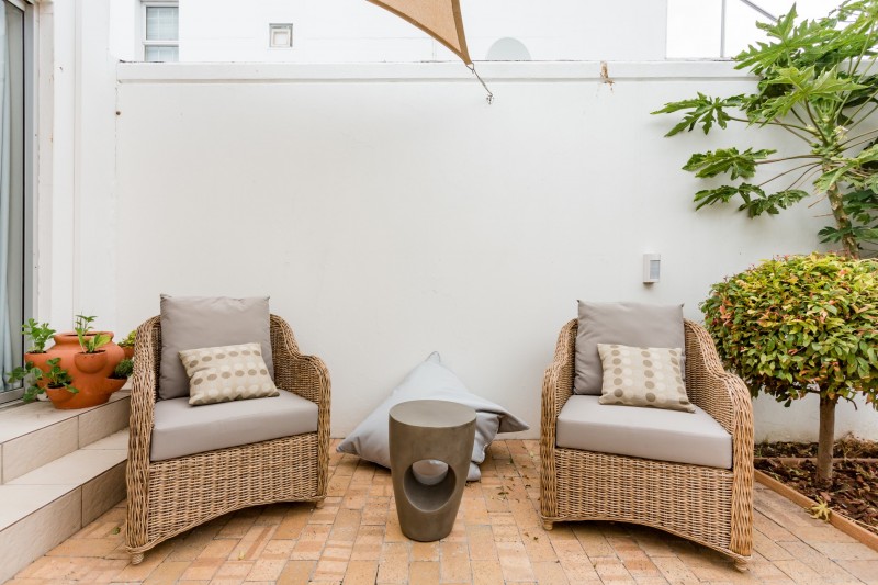 Приглушенные оттенки и элегантная современная мебель в интерьере апартаментов в Кейптауне Приглушенные оттенки и элегантная современная мебель в интерьере апартаментов в Кейптауне