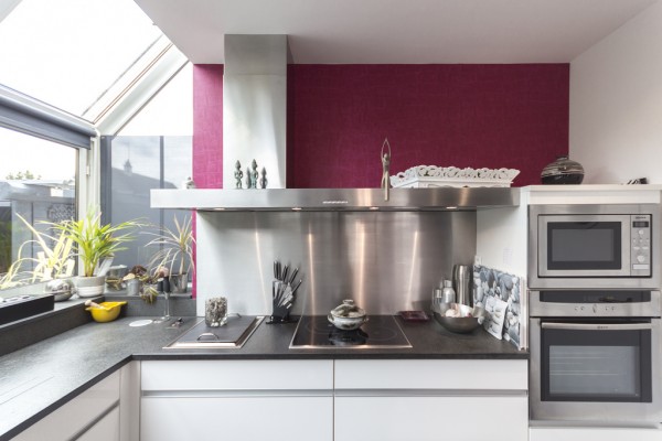 Смелое использование ярких цветов на вилле во Франции