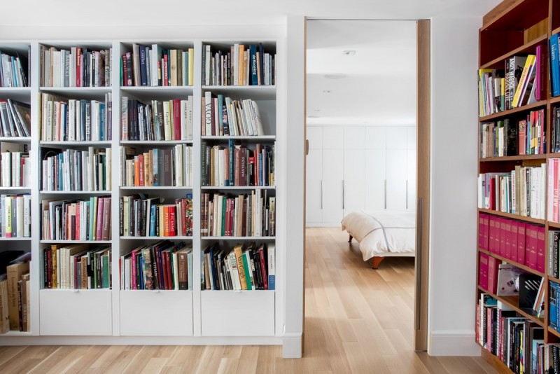 Сочетание белого цвета и дерева в интерьере апартаментов в Монреале, Канада