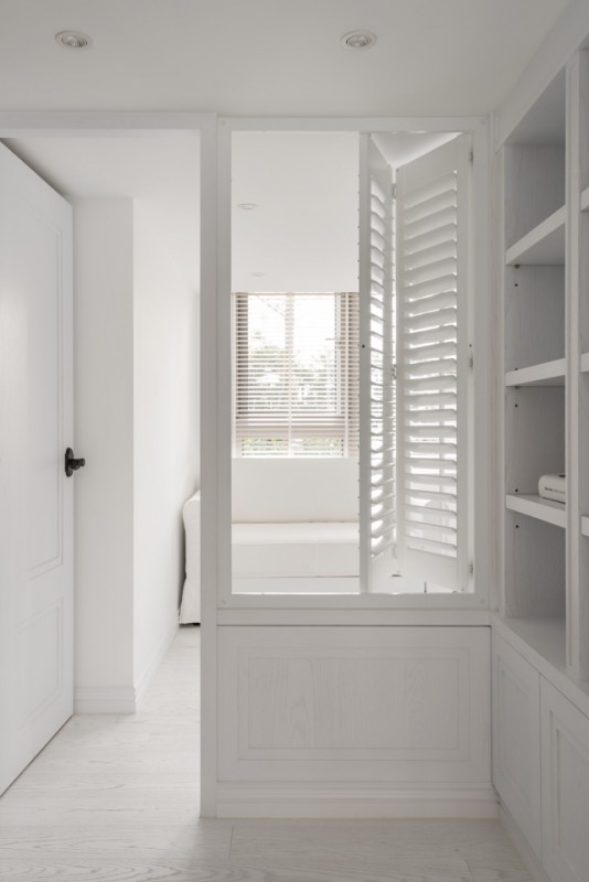 Яркие акценты в белоснежном интерьере