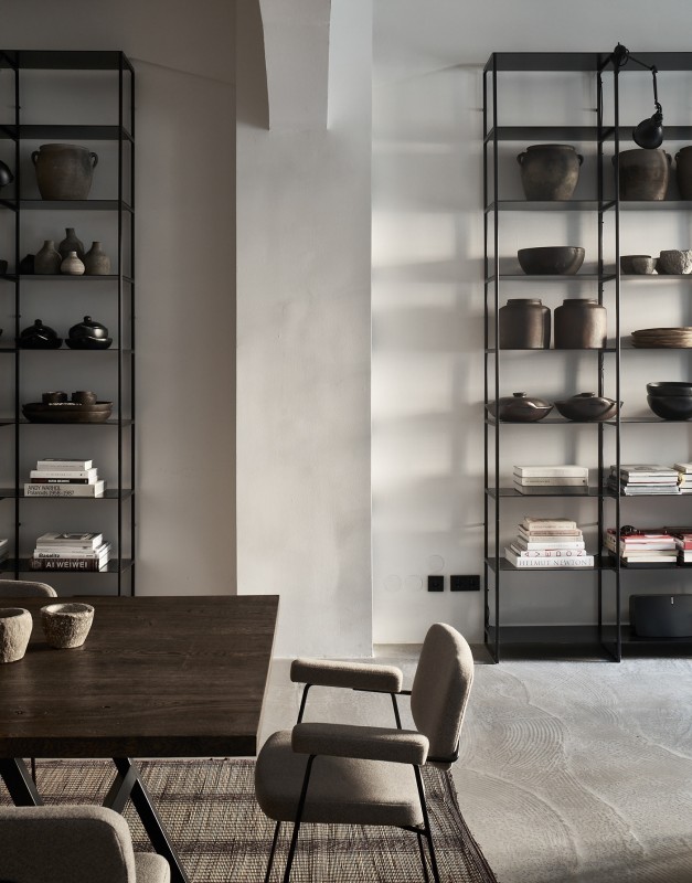 Сдержанный монохромный интерьер квартиры в Вене