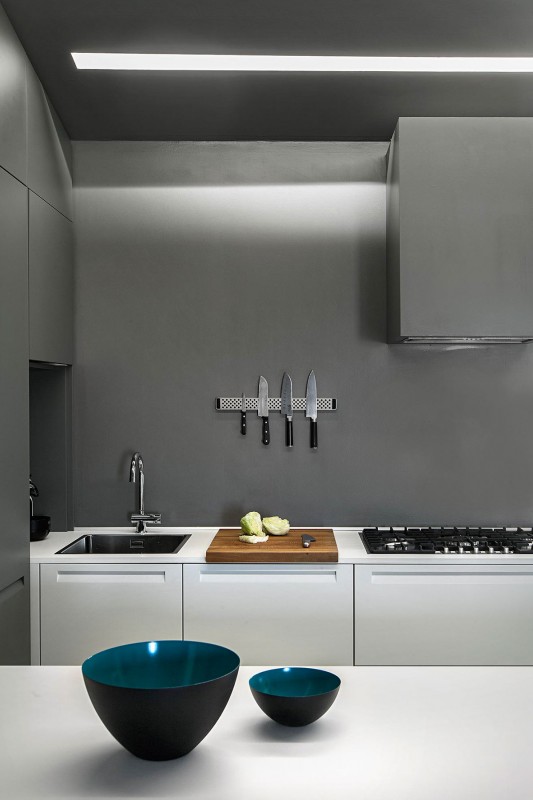 Строгий дизайн небольшой мансардной квартиры Строгий дизайн небольшой мансардной квартиры