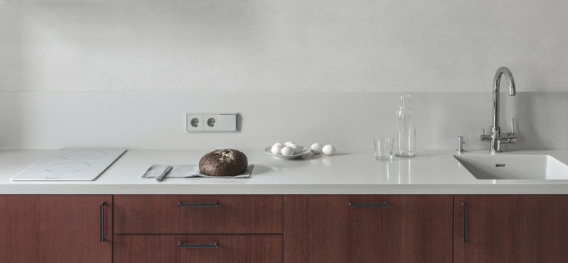 Акцентные фасады из шпонированного дерева в интерьере минской квартиры Акцентные фасады из шпонированного дерева в интерьере минской квартиры