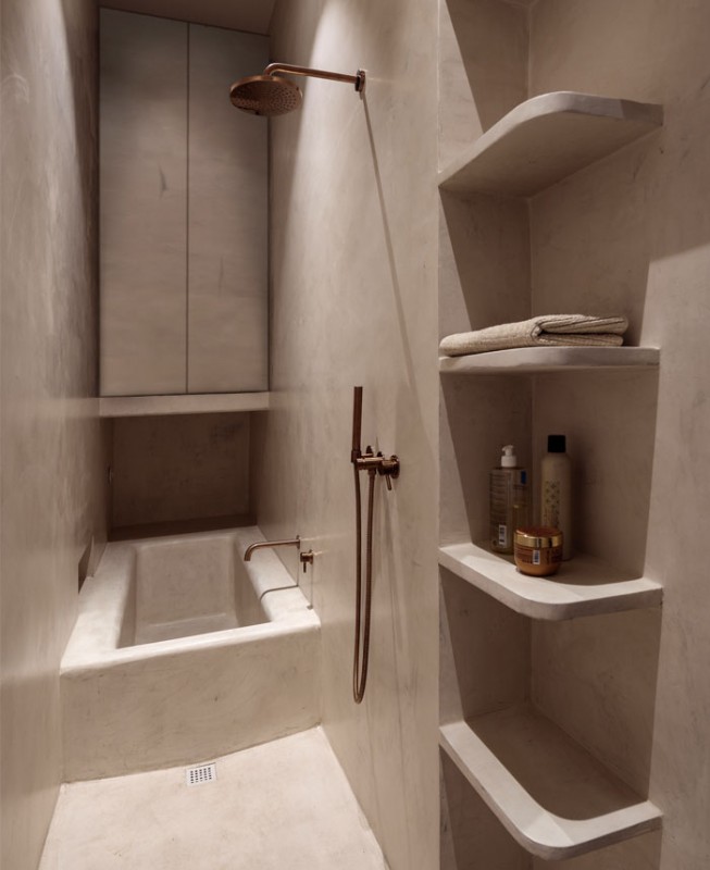 Практичное расположение кухни, столовой и гостиной в одной зоне в мадридской квартире