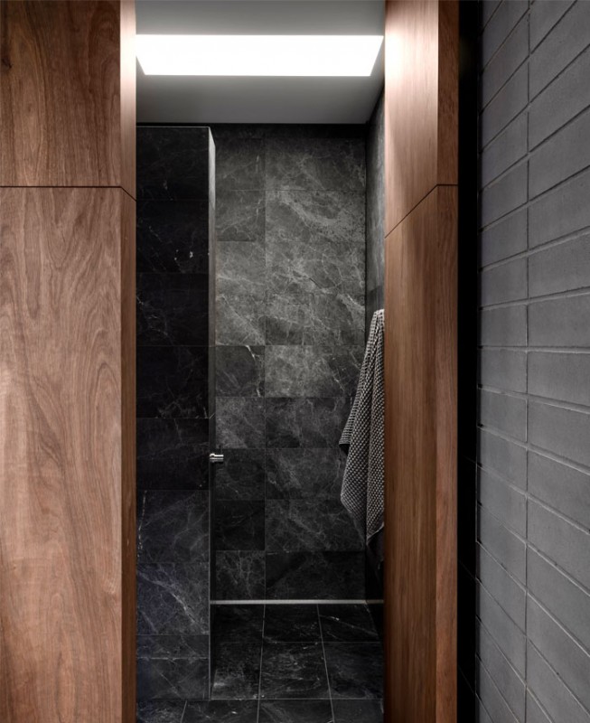 Серый камень и дерево в интерьере дома в Мельбурне, Австралия