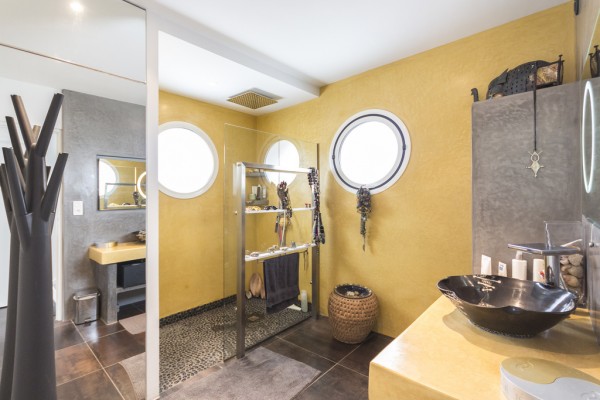 Смелое использование ярких цветов на вилле во Франции