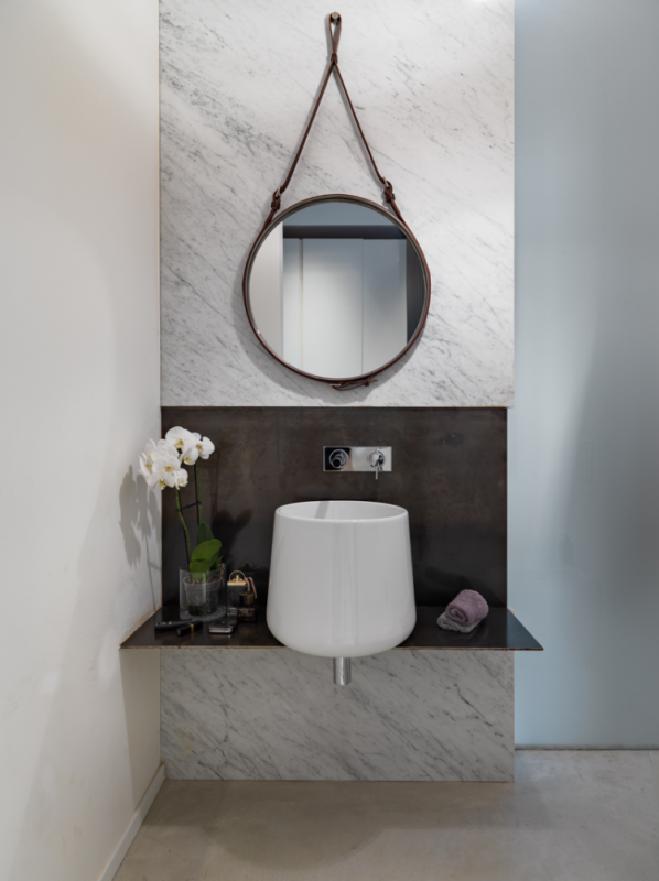 Светлая квартира с яркими элементами декора