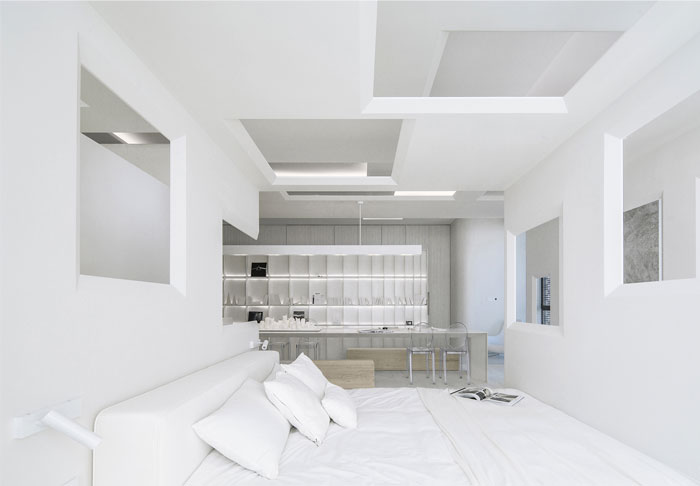 Белоснежный интерьер просторной студии