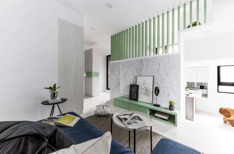 Цветные детали, мебель и аксессуары в светлом интерьере