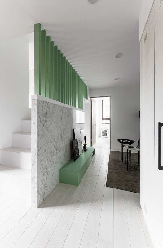 Цветные детали, мебель и аксессуары в светлом интерьере