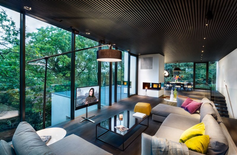 Интерьер двухэтажного дома в лесу