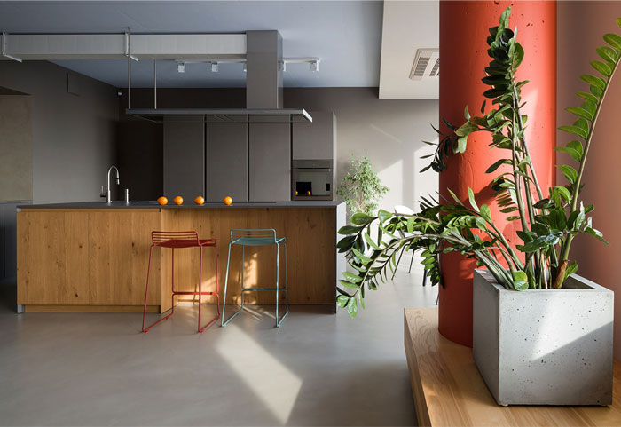 Интригующие дизайнерские конструкции и яркие акценты в интерьере просторных апартаментов