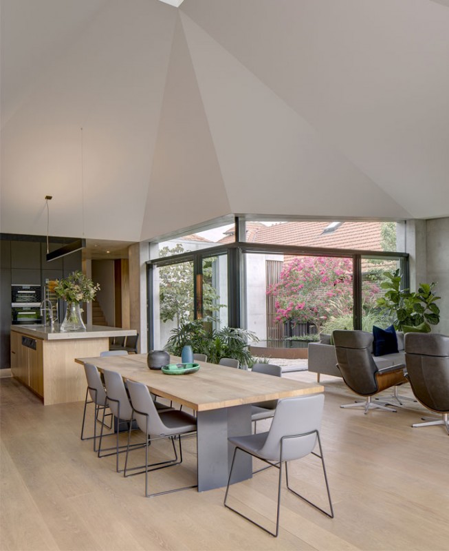 Переплетение дерева, бетона, стекла и металла в интерьере дома в Сиднее