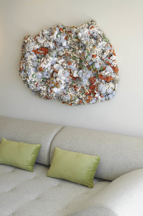 Приземистая мебель и художественные инсталляции в просторном светлом пентхаусе