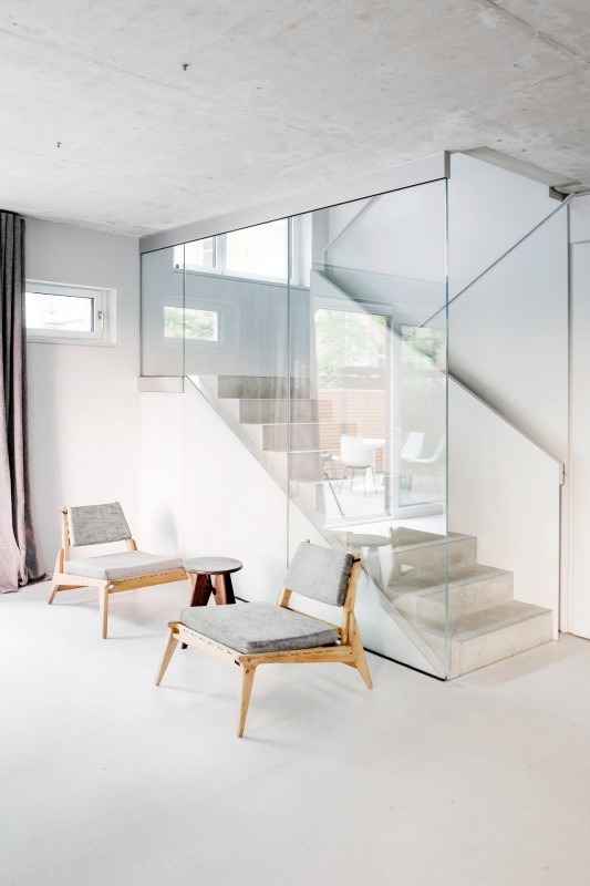 Деревянная мебель, красочные ковры и индустриальные элементы в интерьере особняка в Берлине