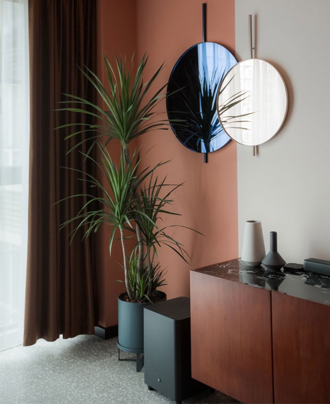 Игра форм, закругленных углов и ярких цветов в дизайне квартиры в Чэнду, Китай