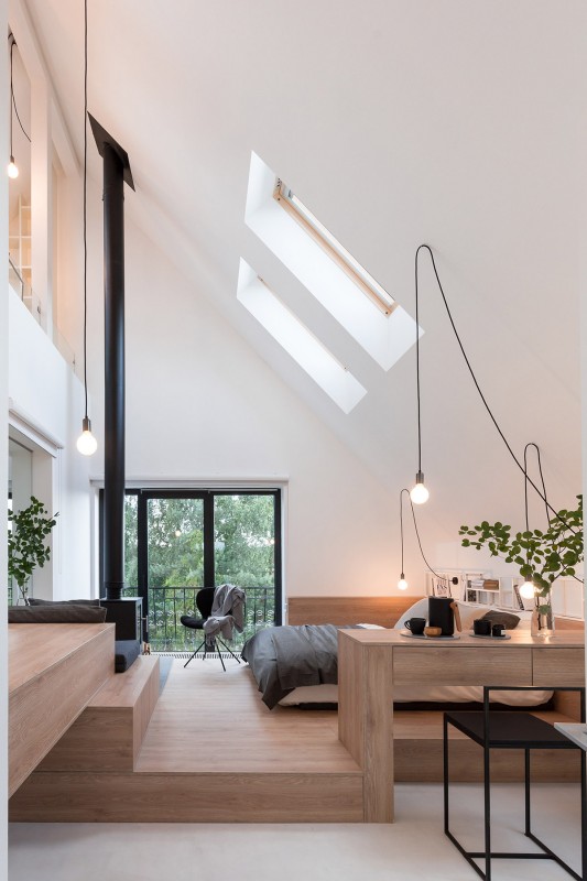 Интерьер просторной мансарды