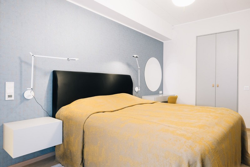 Минималистские апартаменты с синими и желтыми акцентами в Нымме, Эстония