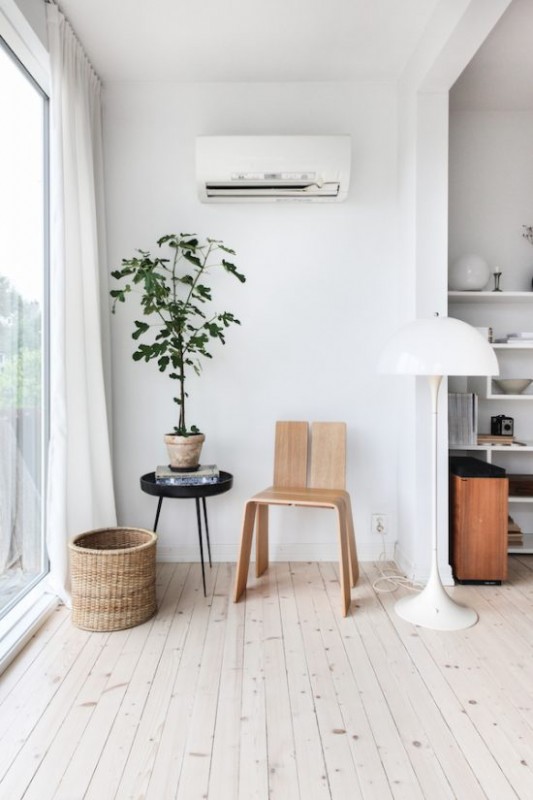 Монохромный интерьер дома на склоне холма в Норвегии