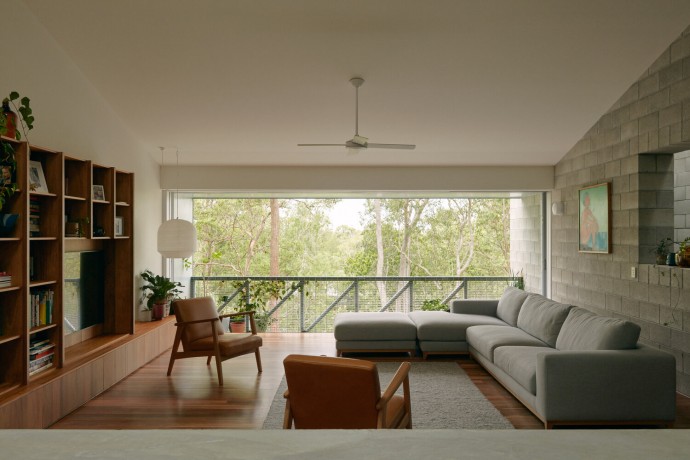 Окруженный деревьями дом архитектора Моргана Дженкинса в пригороде Брисбена, Австралия