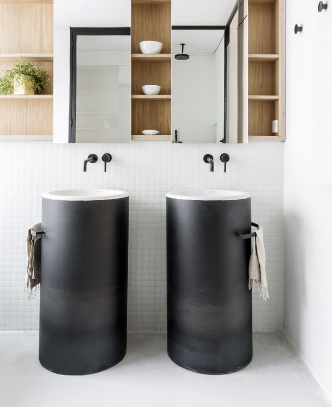 Сдержанные цвета, элегантная простота форм и материалов в интерьере мадридской квартиры