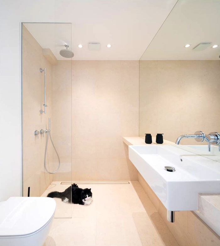 Сочетание яркого белого с деревянной облицовкой в декоре болгарской студии Сочетание яркого белого с деревянной облицовкой в декоре болгарской студии