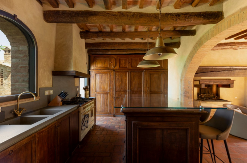 400-летний фермерский дом на вершине холма недалеко от Сиены, Италия 400-летний фермерский дом на вершине холма недалеко от Сиены, Италия