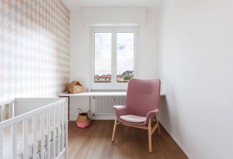 Яркие акцентные стены и мебель в интерьере светлой квартиры