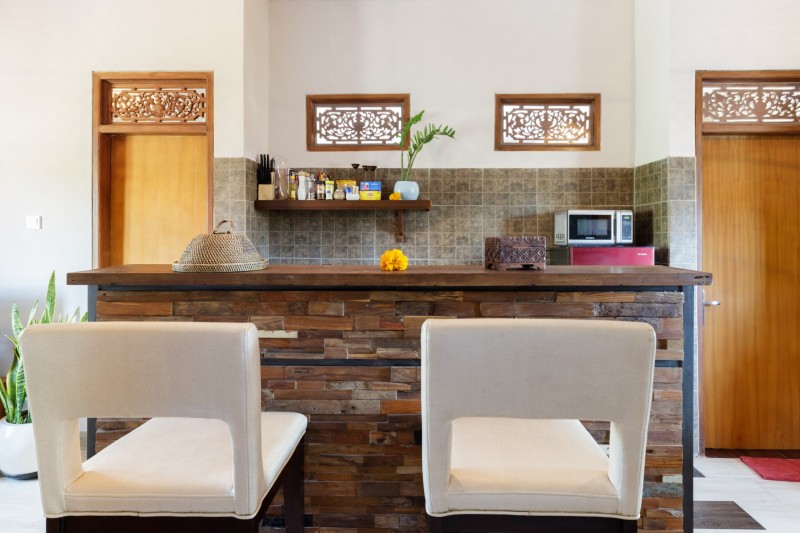 Яркий интерьер компактной квартиры в Куте, Индонезия Яркий интерьер компактной квартиры в Куте, Индонезия