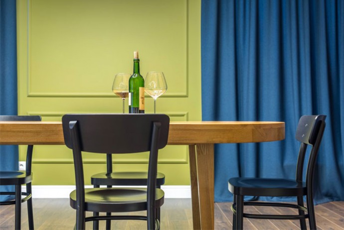 Контрастные цветовые сочетания в декоре двухуровневой квартиры Контрастные цветовые сочетания в декоре двухуровневой квартиры