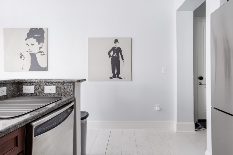 Нейтральные тона, оттенки синего и деревянные акценты в интерьере квартиры в Северной Каролине