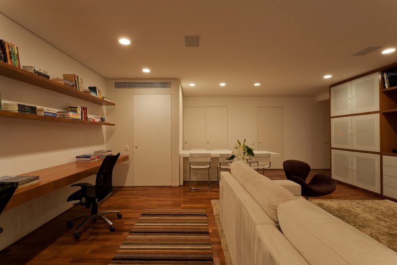 Сочетание белого цвета и дерева в интерьере комфортных апартаментов