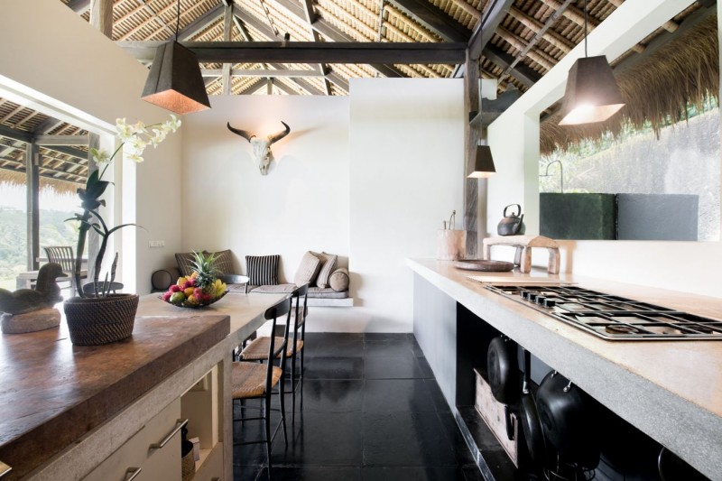 Современная вилла с соломенной крышей и видом на джунгли