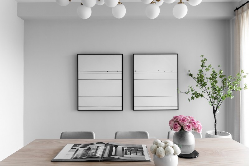 Темные кронтрастные элементы декора в светлом интерьере