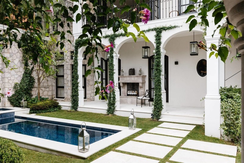 Загородный дом, утопающий в зелени