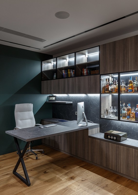 Дерево и камень в интерьере просторных апартаментов