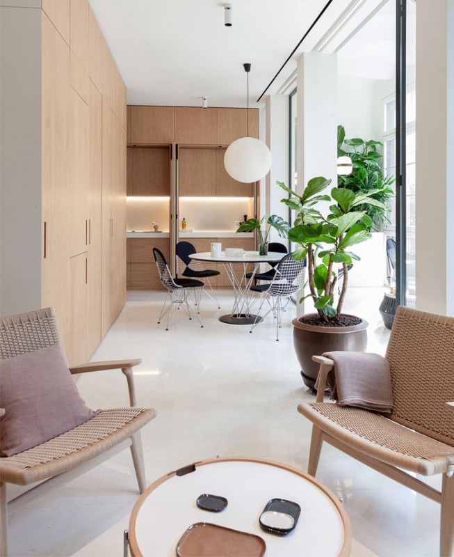 Кухня, спрятанная за элегантными стеновыми панелями в жилом проекте Barcelona Кухня, спрятанная за элегантными стеновыми панелями в жилом проекте Barcelona