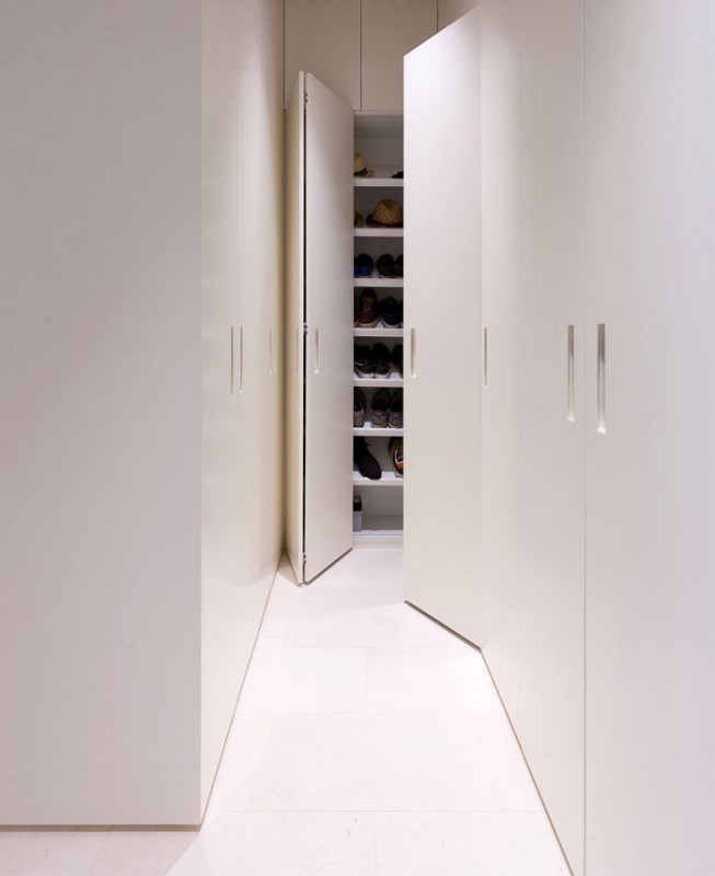 Кухня, спрятанная за элегантными стеновыми панелями в жилом проекте Barcelona Кухня, спрятанная за элегантными стеновыми панелями в жилом проекте Barcelona