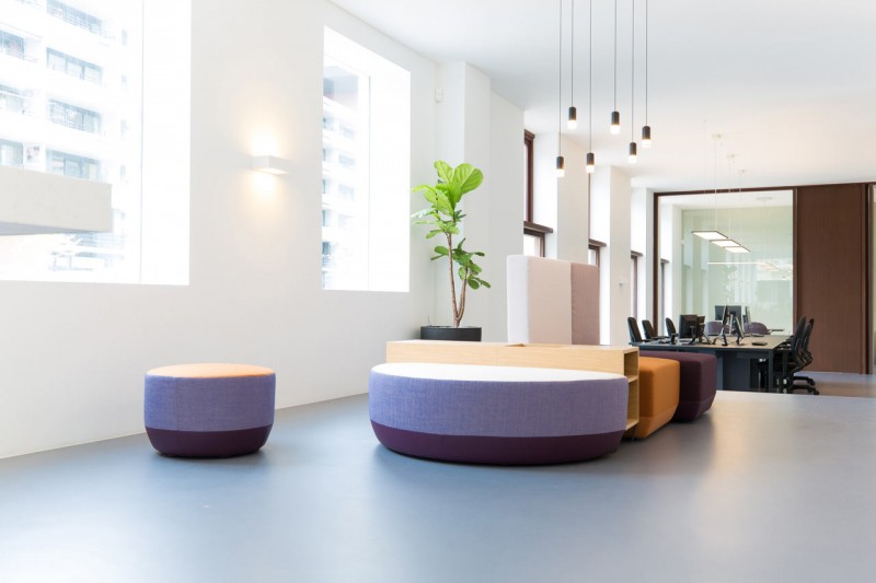 Лёгкий красочный дизайн офиса компании FinTech Bridgevest в Роттердаме