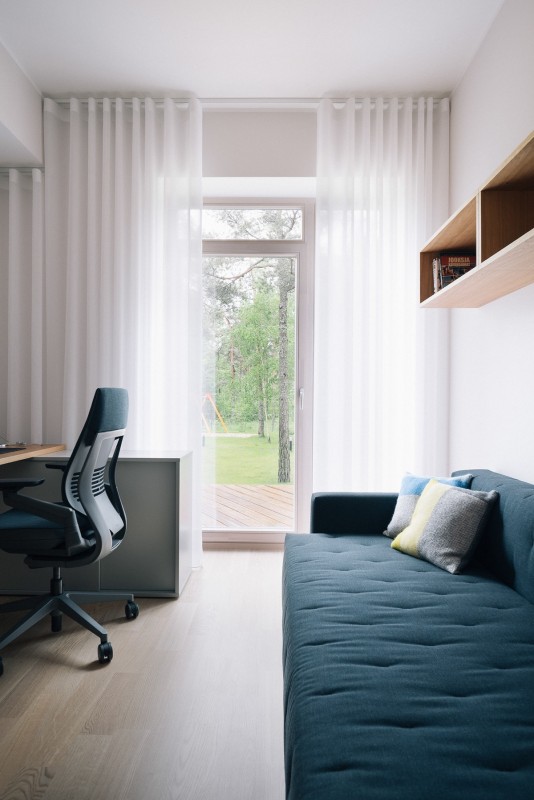 Минималистские апартаменты с синими и желтыми акцентами в Нымме, Эстония