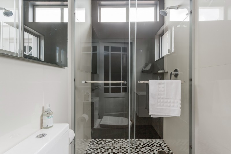 Приглушенные оттенки и элегантная современная мебель в интерьере апартаментов в Кейптауне Приглушенные оттенки и элегантная современная мебель в интерьере апартаментов в Кейптауне