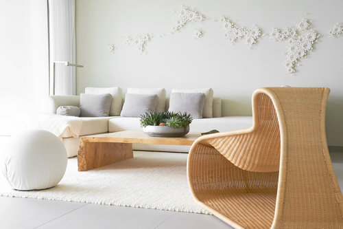 Приземистая мебель и художественные инсталляции в просторном светлом пентхаусе