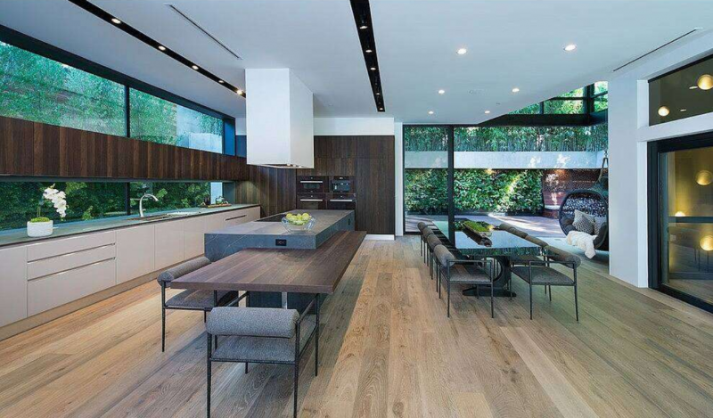 Роскошная современная резиденция, расположенная в Лос-Анджелесе