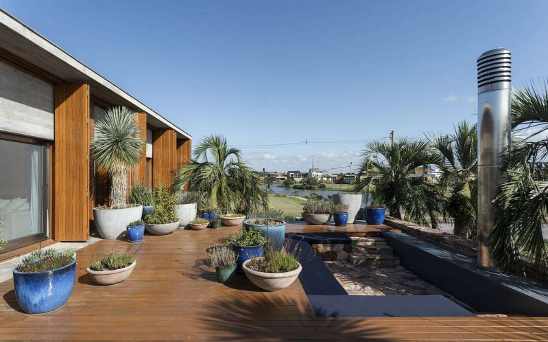 Современный двухэтажный дом, расположенный в Пелотасе, Бразилия