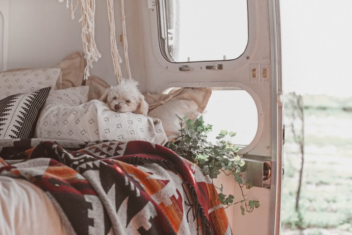 Трейлер Airstream, принадлежащий музыканту Райану Санчесу и дизайнеру Шине Армстронг Трейлер Airstream, принадлежащий музыканту Райану Санчесу и дизайнеру Шине Армстронг