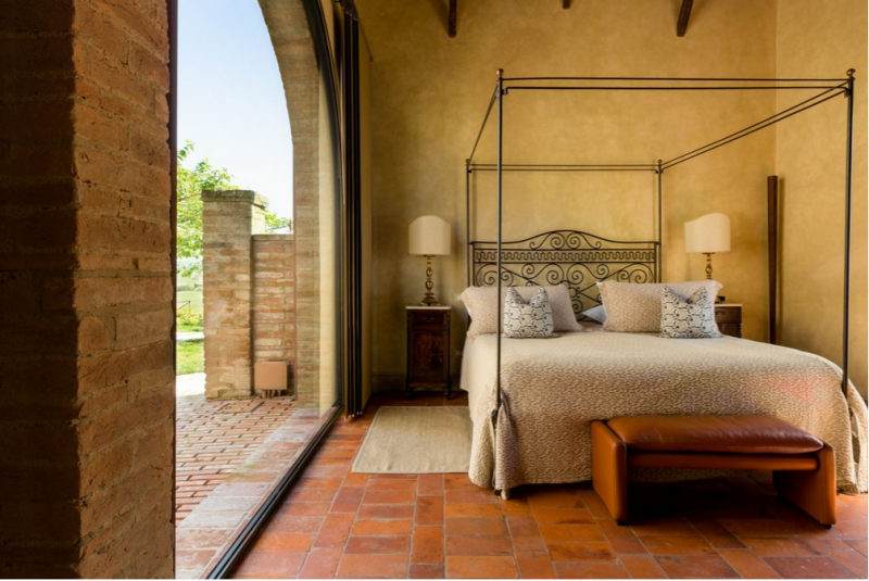 400-летний фермерский дом на вершине холма недалеко от Сиены, Италия 400-летний фермерский дом на вершине холма недалеко от Сиены, Италия