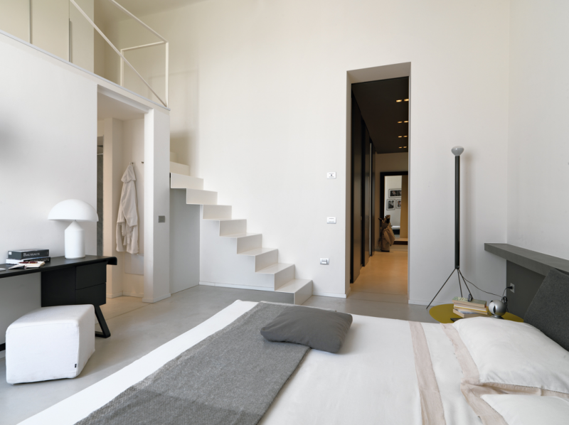 Светлая квартира с яркими элементами декора