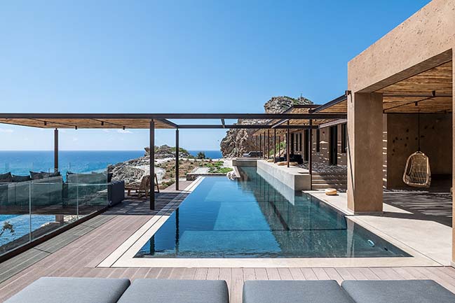 Вилла на Крите, интегрированная в дикий ландшафт и выполненная из камня и натуральных материалов