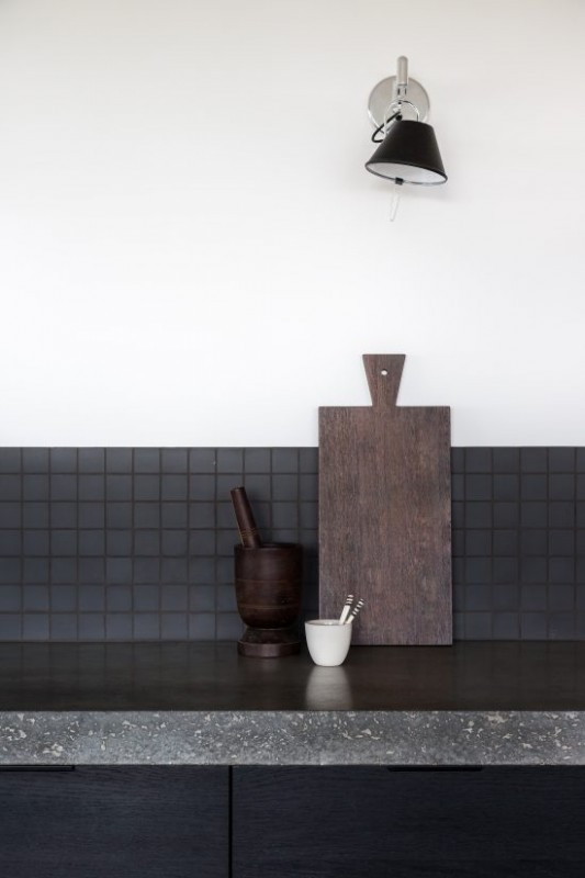 Белоснежные стены и богатые контрастные тона дерева в интерьере кухни Белоснежные стены и богатые контрастные тона дерева в интерьере кухни