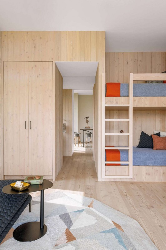 Дерево, сталь, стекло и бетон в интерьере уютной резиденции